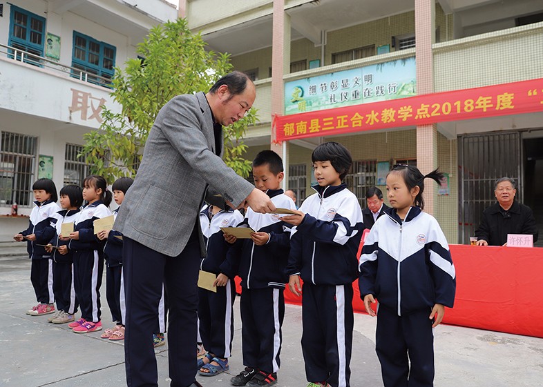 12月20日，集團(tuán)形象管理部總經(jīng)理李華代表我集團(tuán)向我集團(tuán)捐建學(xué)校的師生頒發(fā)了2018年度“三正獎教助學(xué)金”，共計(jì)頒發(fā)30萬元。
