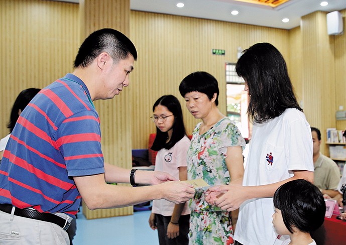 8月26日下午，我集團(tuán)在橋頭鎮(zhèn)第三小學(xué)舉行了2019年助學(xué)金發(fā)放儀式，21名橋頭籍貧困家庭大學(xué)生獲得資助。