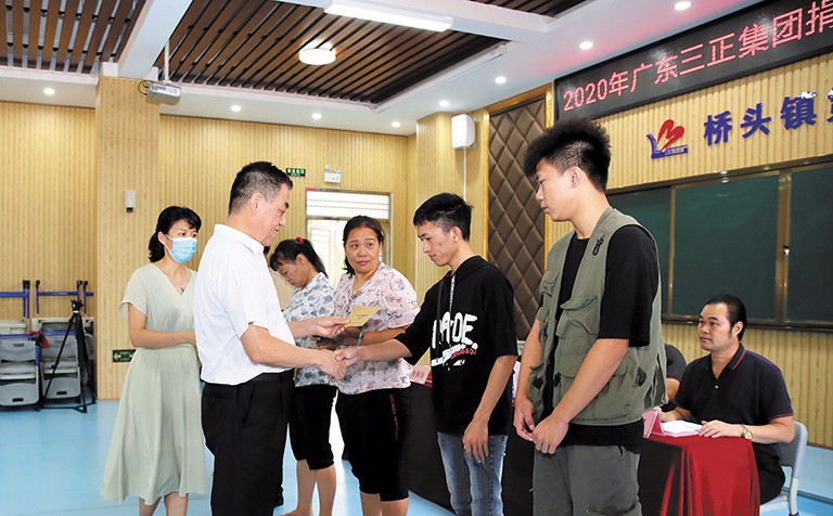 9月15日上午，我集團(tuán)在橋頭鎮(zhèn)第三小學(xué)舉行了2020年助學(xué)金發(fā)放儀式，助理總裁朱保當(dāng)代表我集團(tuán)向23名橋頭籍困難家庭大學(xué)生發(fā)放了17.8萬元助學(xué)金。這是我集團(tuán)連續(xù)第12年資助橋頭籍困難家庭大學(xué)生完成大