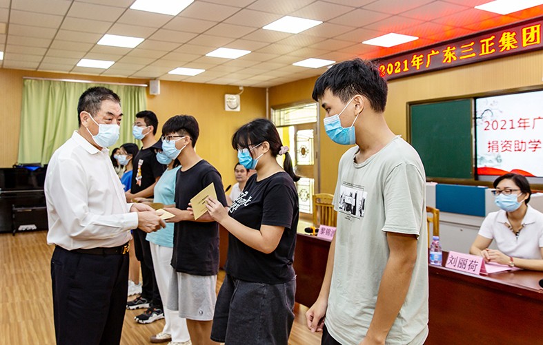 8月27日上午，我集團(tuán)在橋頭鎮(zhèn)第二小學(xué)舉行了2021年助學(xué)金發(fā)放儀式，向23名橋頭籍困難家庭大學(xué)生發(fā)放助學(xué)金17.56萬元。這是我集團(tuán)連續(xù)第13年資助橋頭籍困難家庭大學(xué)生完成大學(xué)學(xué)業(yè)。橋頭鎮(zhèn)三級調(diào)研員