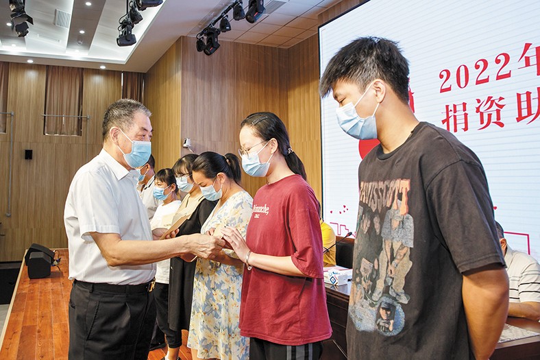 8月29日，我集團(tuán)在橋頭鎮(zhèn)中心小學(xué)舉行了2022年捐資助學(xué)金發(fā)放儀式，向22名橋頭籍困難家庭在讀大學(xué)生發(fā)放助學(xué)金16.88萬元。