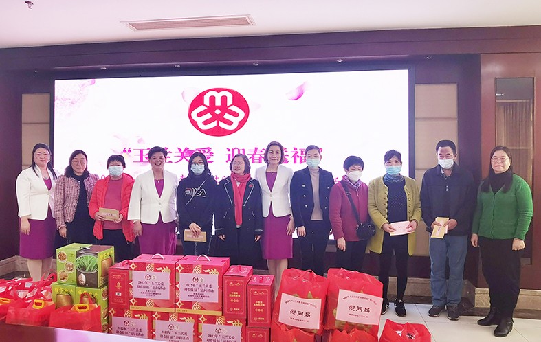 1月19日，東莞市婦聯(lián)及福利會組織開展了“玉蘭關(guān)愛、迎春送?！?022年春節(jié)慰問困難婦女兒童家庭”活動，集團(tuán)培訓(xùn)中心主任劉淑芬代表我集團(tuán)參加了本次活動，前往東莞市塘廈鎮(zhèn)、黃江鎮(zhèn)、樟木頭鎮(zhèn)，為17戶家