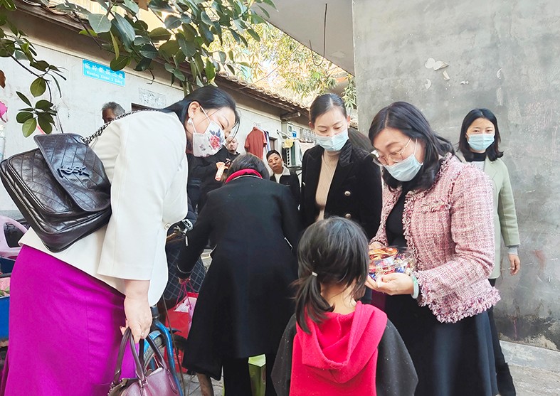 1月19日，東莞市婦聯(lián)及福利會組織開展了“玉蘭關(guān)愛、迎春送福——2022年春節(jié)慰問困難婦女兒童家庭”活動，集團(tuán)培訓(xùn)中心主任劉淑芬代表我集團(tuán)參加了本次活動，前往東莞市塘廈鎮(zhèn)、黃江鎮(zhèn)、樟木頭鎮(zhèn)，為17戶家