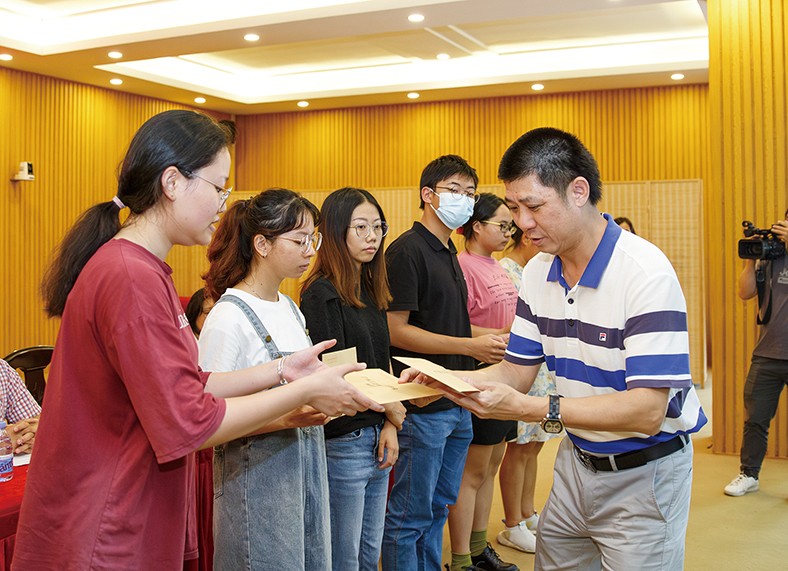 8月29日上午，“2023年廣東三正集團(tuán)捐資助學(xué)金發(fā)放儀式”在橋頭鎮(zhèn)第四小學(xué)舉行，為25名橋頭籍困難家庭在讀大學(xué)生發(fā)放助學(xué)金19.04萬元。