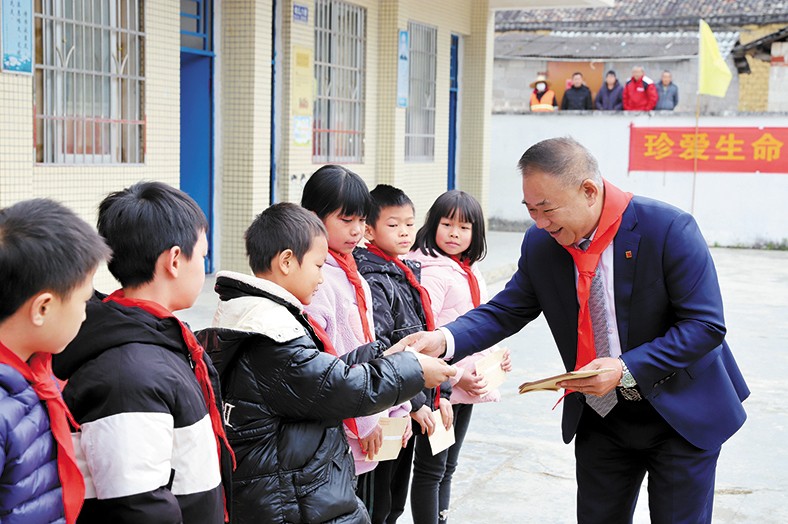12月25日至26日，我集團(tuán)向捐建學(xué)校師生頒發(fā)“三正獎教助學(xué)金”合計(jì)23.98萬元。并向三正合水小學(xué)捐贈了價值7.5萬的多媒體教學(xué)設(shè)備，向揭陽鳳湖小學(xué)碧潭三正分校一名病重學(xué)生捐贈1萬元助其度過難關(guān)。