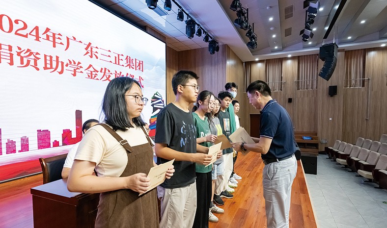 8月27日上午，我集團(tuán)2024年捐資助學(xué)金發(fā)放儀式在橋頭鎮(zhèn)中心小學(xué)舉行，董事長助理莫永康代表我集團(tuán)向21名受助學(xué)生發(fā)放了助學(xué)金。