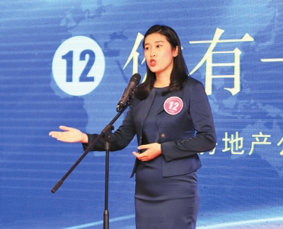 三正地產(chǎn)鄧偉微在首屆三正故事大賽決賽中演繹作品《你有一個(gè)閨蜜》。.jpg