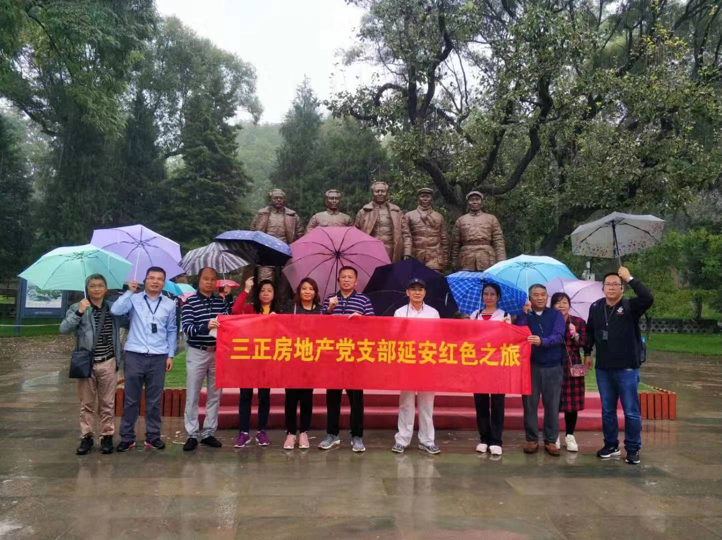 在棗園革命舊址五大書記銅像前合影留念。.jpg