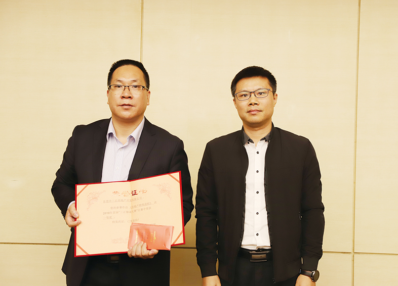 集團人力資源部副總經(jīng)理張義暉給獲獎單位代表頒獎。.jpg