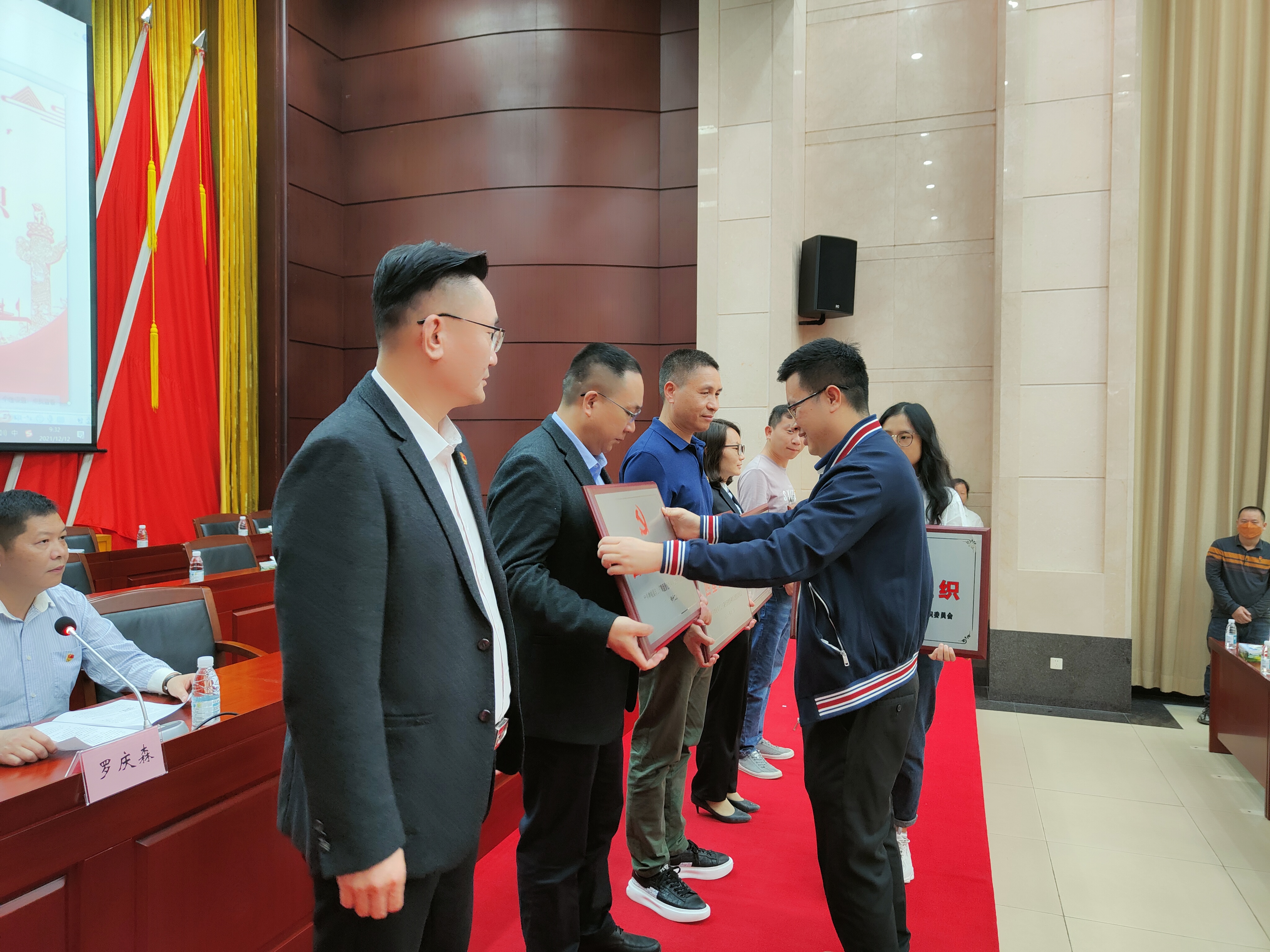 塘廈鎮(zhèn)“兩新”組織黨委副書記、黨建服務(wù)中心主任羅肖峰為三正房地產(chǎn)黨支部星級(jí)黨組織頒發(fā)了“四星級(jí)黨組織”牌匾.jpg